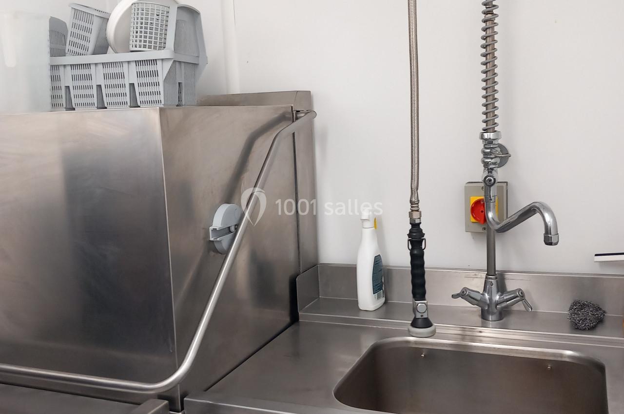 Cuisine professionnelle richement équipée