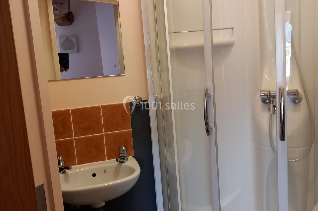 Chaque chambre équipée de salle de bain, douche, lavabo et sanitaire