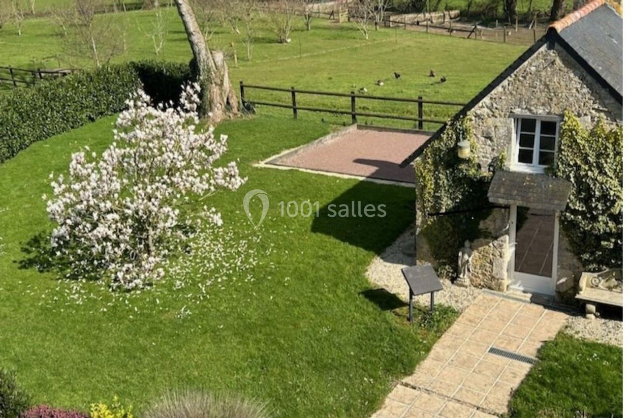 Espace extérieur équipé d'un boulodrome