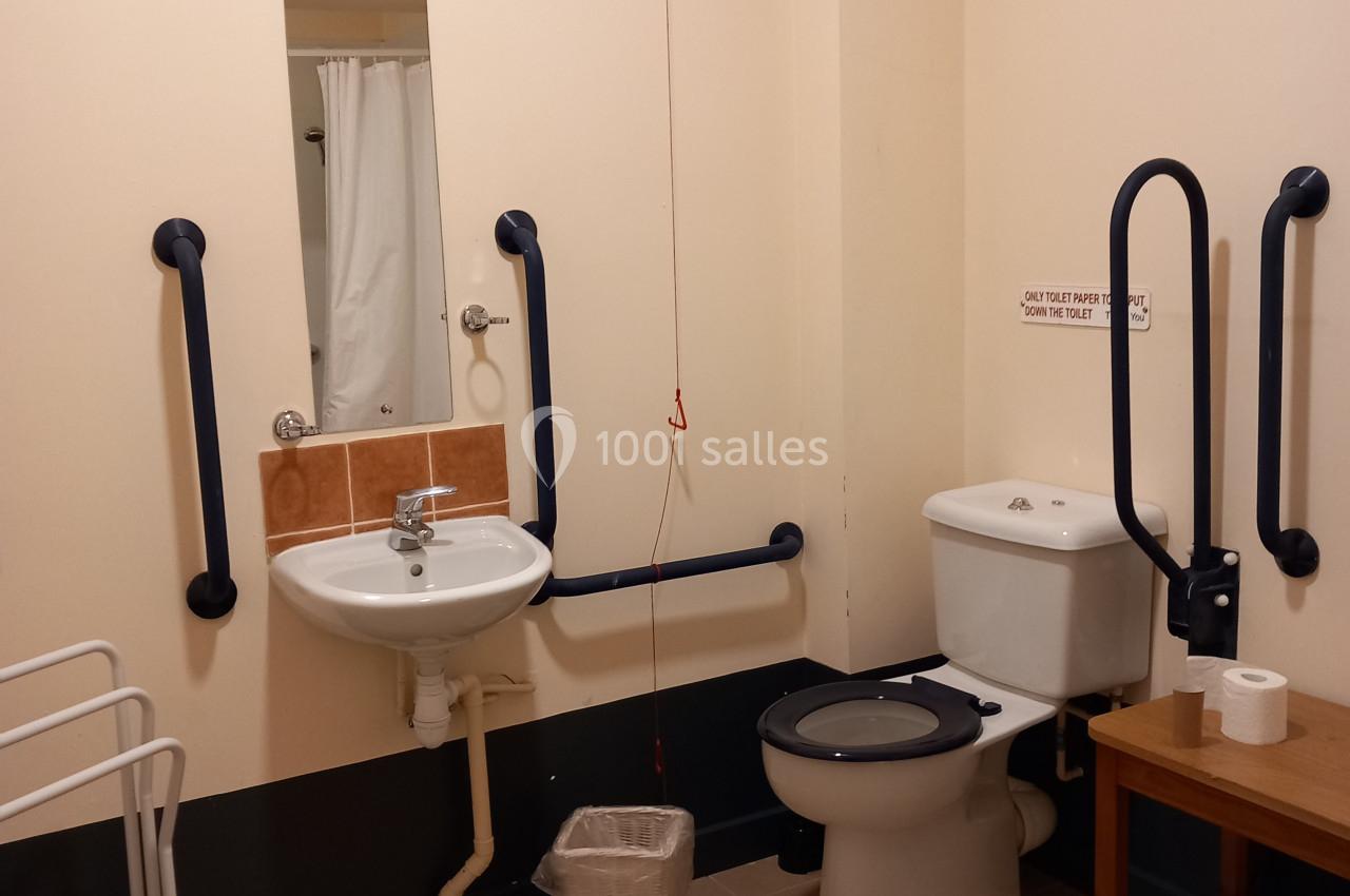 Salle de bain, douche, lavabo, WC pour Personne à Mobilité Réduite PMR