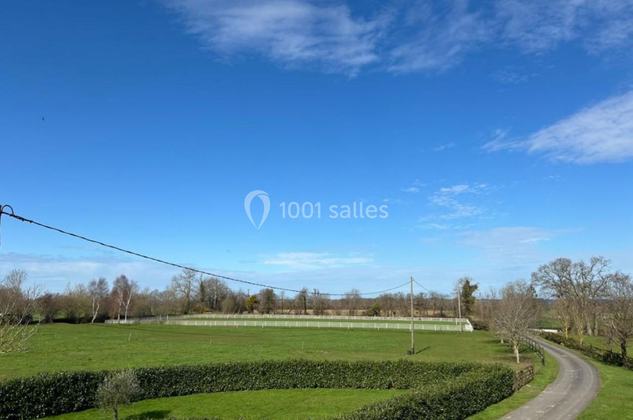 Terrain de football et espaces de jeux en plein air
