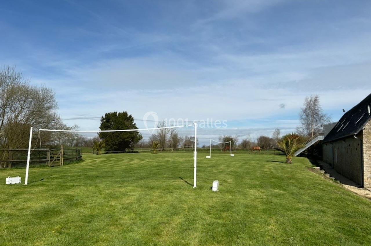 Terrain  pour des parties de badminton et de volley-ball
