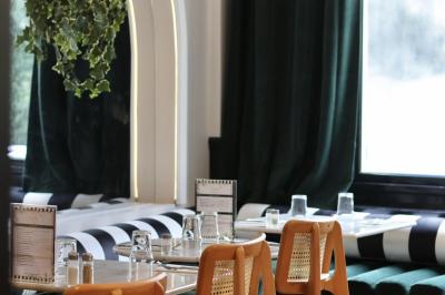 Quatre bouteilles de vin rouge exposées sur un présentoir en bois éclairé, avec une caisse de vin en dessous.