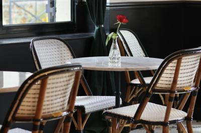 Quatre bouteilles de vin rouge exposées sur un présentoir en bois éclairé, avec une caisse de vin en dessous.