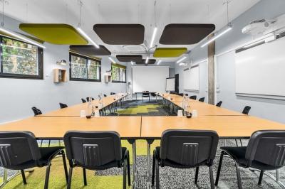 Icône circulaire rouge avec un symbole blanc abstrait en forme de ’B’ stylisé au centre.