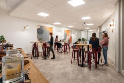 Icône circulaire rouge avec un symbole blanc abstrait en forme de ’B’ stylisé au centre.