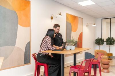 Icône circulaire rouge avec un symbole blanc abstrait en forme de ’B’ stylisé au centre.