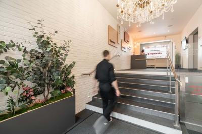 Icône circulaire rouge avec un symbole blanc abstrait en forme de ’B’ stylisé au centre.