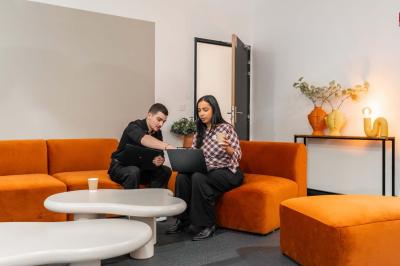 Icône circulaire rouge avec un symbole blanc abstrait en forme de ’B’ stylisé au centre.