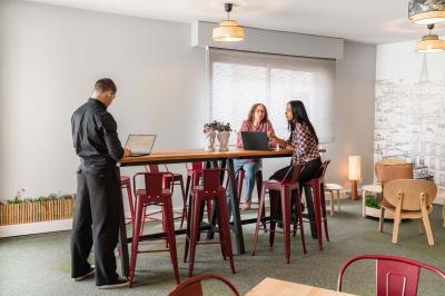 Icône circulaire rouge avec un symbole blanc abstrait en forme de ’B’ stylisé au centre.