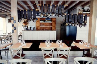 Deux raquettes à neige rouges plantées dans la neige avec des montagnes enneigées en arrière-plan.