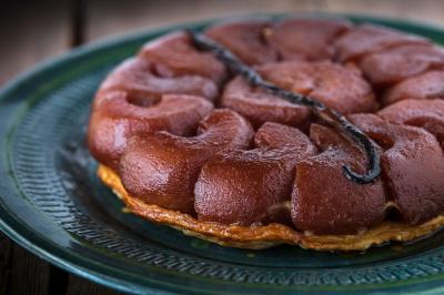 Deux raquettes à neige rouges plantées dans la neige avec des montagnes enneigées en arrière-plan.