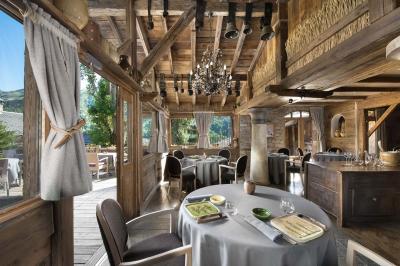 Deux raquettes à neige rouges plantées dans la neige avec des montagnes enneigées en arrière-plan.