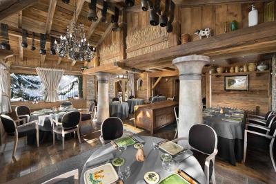 Deux raquettes à neige rouges plantées dans la neige avec des montagnes enneigées en arrière-plan.