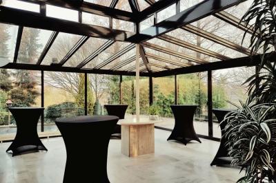 Chambre avec lit double, baignoire îlot, parquet, carrelage hexagonal et échelle porte-serviettes.