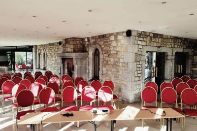 Chambre avec lit double, baignoire îlot, parquet, carrelage hexagonal et échelle porte-serviettes.