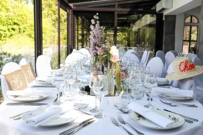 Chambre avec lit double, baignoire îlot, parquet, carrelage hexagonal et échelle porte-serviettes.