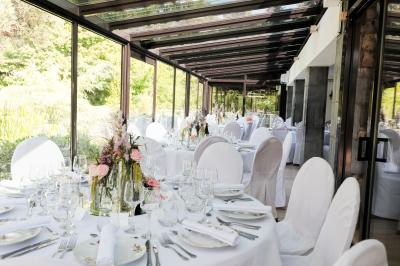 Chambre avec lit double, baignoire îlot, parquet, carrelage hexagonal et échelle porte-serviettes.
