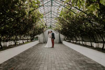 Chambre avec lit double, baignoire îlot, parquet, carrelage hexagonal et échelle porte-serviettes.