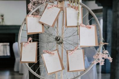 Chambre avec lit double, baignoire îlot, parquet, carrelage hexagonal et échelle porte-serviettes.