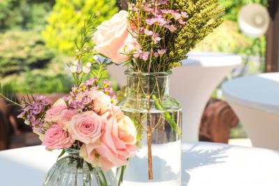 Chambre avec lit double, baignoire îlot, parquet, carrelage hexagonal et échelle porte-serviettes.