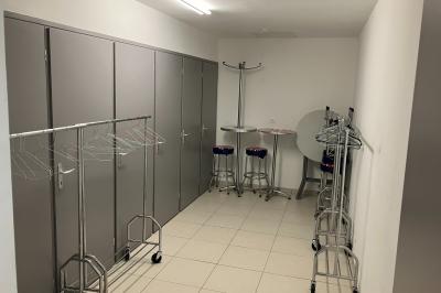 Plan d’un bâtiment avec disposition des pièces, entrées, parking et espaces extérieurs indiqués.