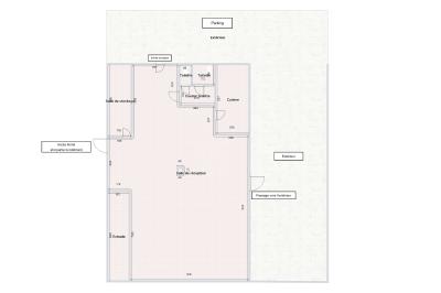 Plan d’un bâtiment avec disposition des pièces, entrées, parking et espaces extérieurs indiqués.
