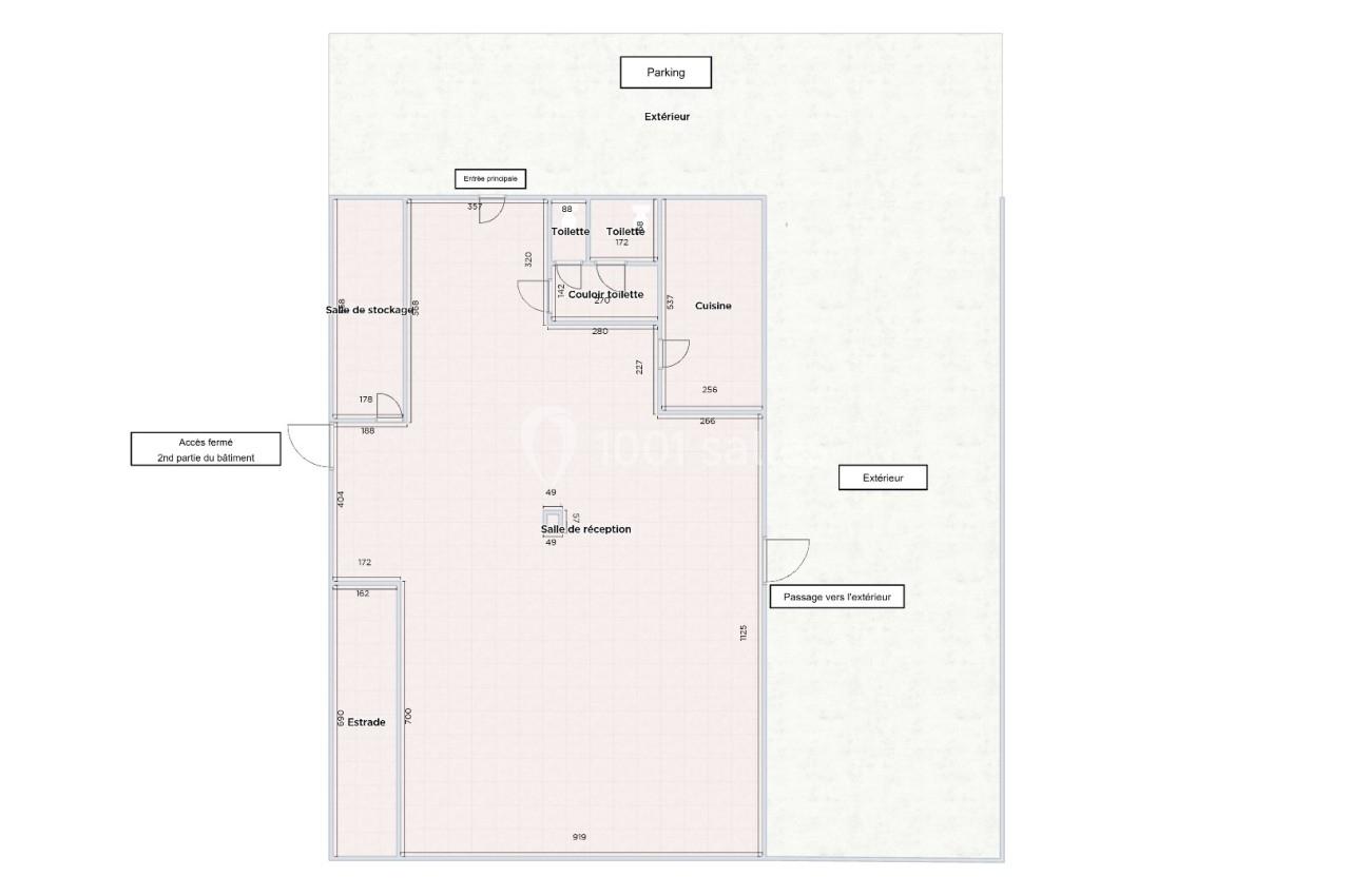 Plan d’un bâtiment avec disposition des pièces, entrées, parking et espaces extérieurs indiqués.
