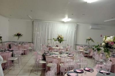 Plan d’un bâtiment avec disposition des pièces, entrées, parking et espaces extérieurs indiqués.