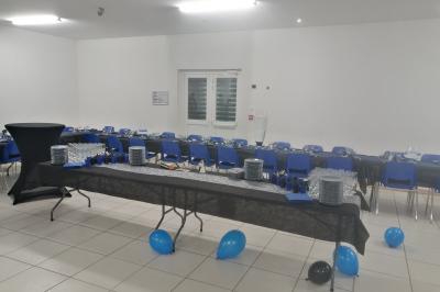 Plan d’un bâtiment avec disposition des pièces, entrées, parking et espaces extérieurs indiqués.