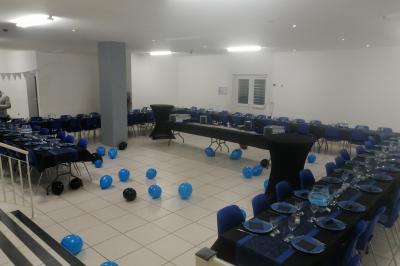 Plan d’un bâtiment avec disposition des pièces, entrées, parking et espaces extérieurs indiqués.