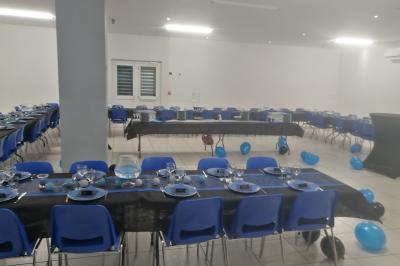 Plan d’un bâtiment avec disposition des pièces, entrées, parking et espaces extérieurs indiqués.