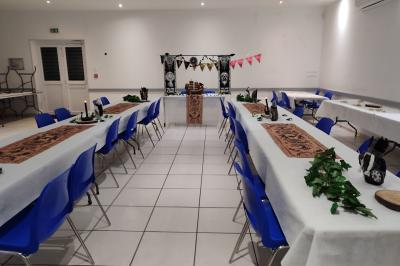 Plan d’un bâtiment avec disposition des pièces, entrées, parking et espaces extérieurs indiqués.