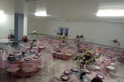 Plan d’un bâtiment avec disposition des pièces, entrées, parking et espaces extérieurs indiqués.