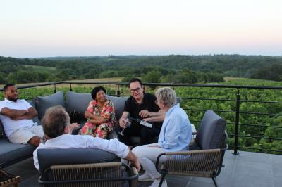 Coffret de trois bouteilles de vin rosé Château Icla posé devant des vignes en hiver.