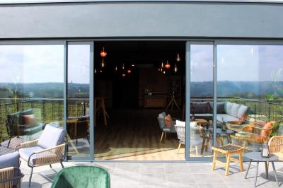 Coffret de trois bouteilles de vin rosé Château Icla posé devant des vignes en hiver.