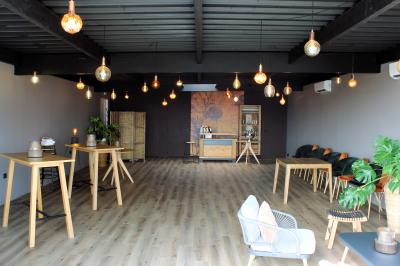 Coffret de trois bouteilles de vin rosé Château Icla posé devant des vignes en hiver.