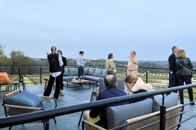 Coffret de trois bouteilles de vin rosé Château Icla posé devant des vignes en hiver.