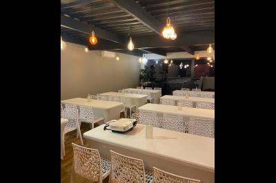 Coffret de trois bouteilles de vin rosé Château Icla posé devant des vignes en hiver.