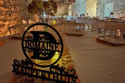 Deux lavabos en marbre blanc avec miroirs ronds sur un plan en bois, devant un mur en carrelage noir marbré.