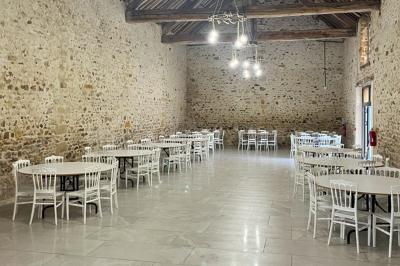Deux lavabos en marbre blanc avec miroirs ronds sur un plan en bois, devant un mur en carrelage noir marbré.