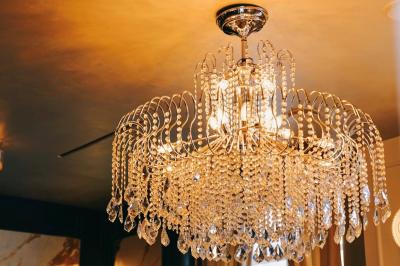 Plat italien gratiné avec sauce tomate, fromage fondu et feuilles de basilic, présenté dans un plat noir.