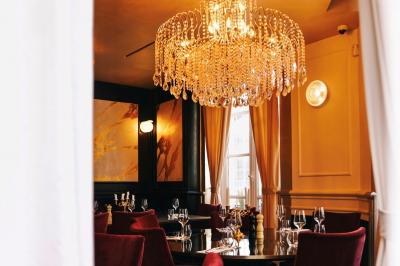 Plat italien gratiné avec sauce tomate, fromage fondu et feuilles de basilic, présenté dans un plat noir.