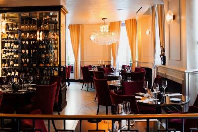 Plat italien gratiné avec sauce tomate, fromage fondu et feuilles de basilic, présenté dans un plat noir.