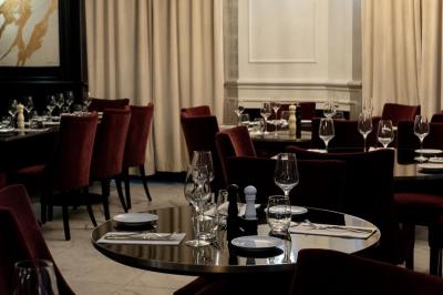 Un comptoir décoratif avec des objets design, éclairé par une lumière chaleureuse et entouré de rideaux blancs.