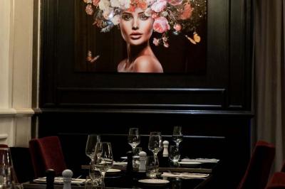 Un comptoir décoratif avec des objets design, éclairé par une lumière chaleureuse et entouré de rideaux blancs.