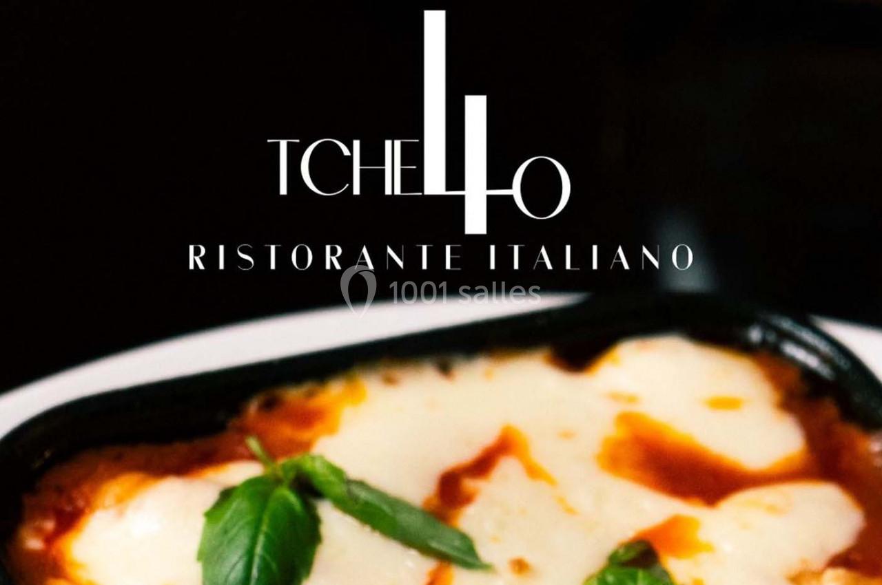 Plat italien gratiné avec sauce tomate, fromage fondu et feuilles de basilic, présenté dans un plat noir.