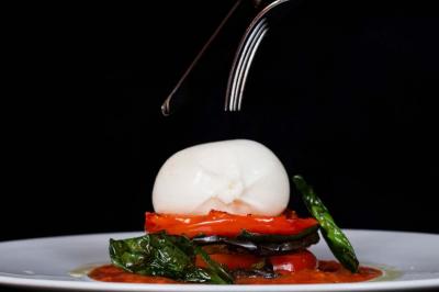 Un comptoir décoratif avec des objets design, éclairé par une lumière chaleureuse et entouré de rideaux blancs.