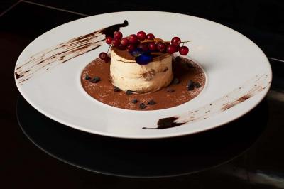 Un comptoir décoratif avec des objets design, éclairé par une lumière chaleureuse et entouré de rideaux blancs.