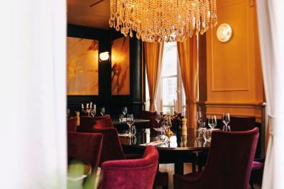 Un comptoir décoratif avec des objets design, éclairé par une lumière chaleureuse et entouré de rideaux blancs.